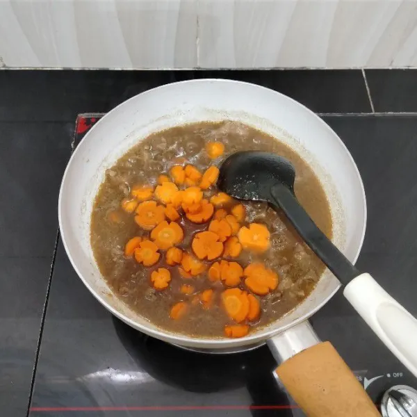 Kemudian masukkan wortel, aduk rata. Masak hingga wortel setengah layu.