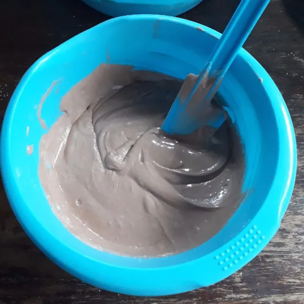 Tambahkan pasta cokelat, aduk rata dengan spatula.