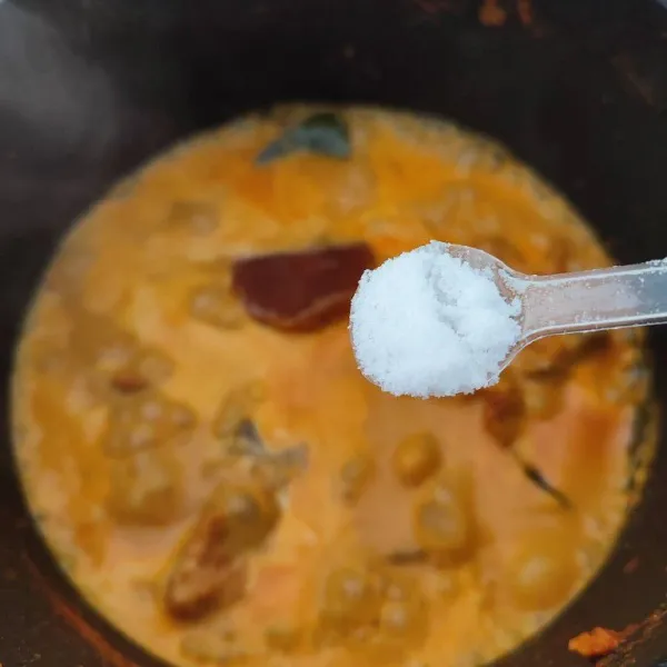 Bumbui dengan gula merah, garam dan merica. Setelah gula merah larut, koreksi rasa. Bila kurang manis tambahkan gula pasir. Masak sampai bumbu meresap dan santan menyusut.