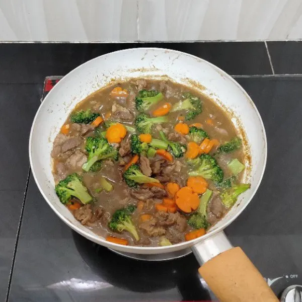 Masak hingga bumbu meresap, lalu angkat.