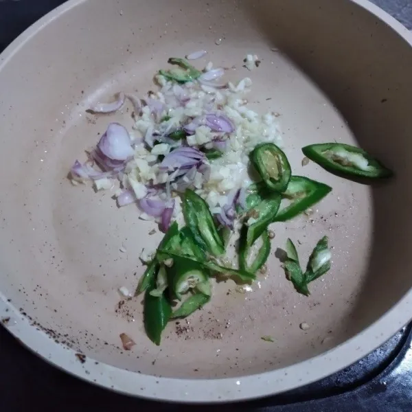 Tumis bawang merah dan bawang putih, irisan cabe hijau dan cabe rawit.