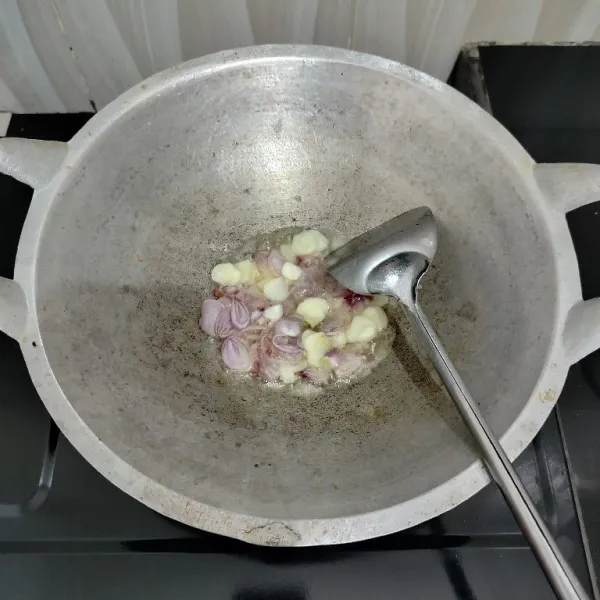 Panaskan sedikit minyak, tumis bawang merah dan bawang putih hingga harum.