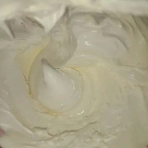 Turunkan speed ke rendah, masukkan campuran tepung terigu bergantian selang-seling dengan susu cair, mixer sampai tercampur rata, tambahkan minyak goreng lalu aduk menggunakan spatula hingga rata.