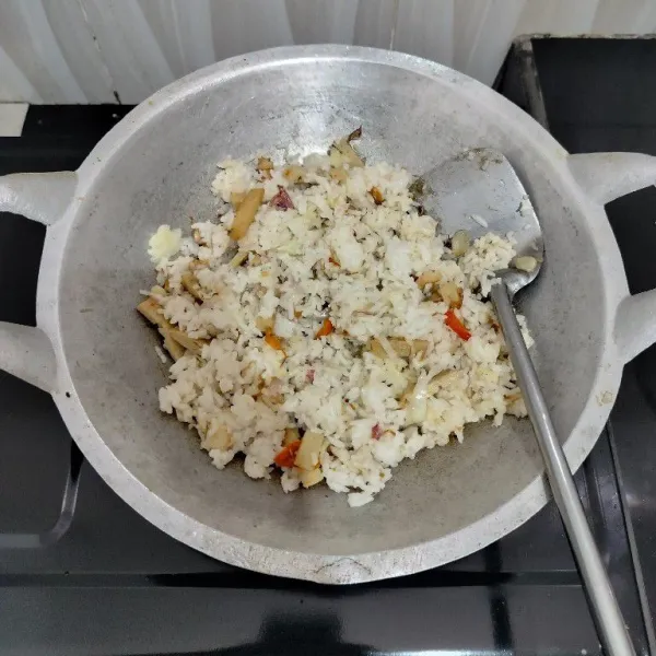 Masak hingga nasi goreng tanak dan bumbu meresap lalu angkat.