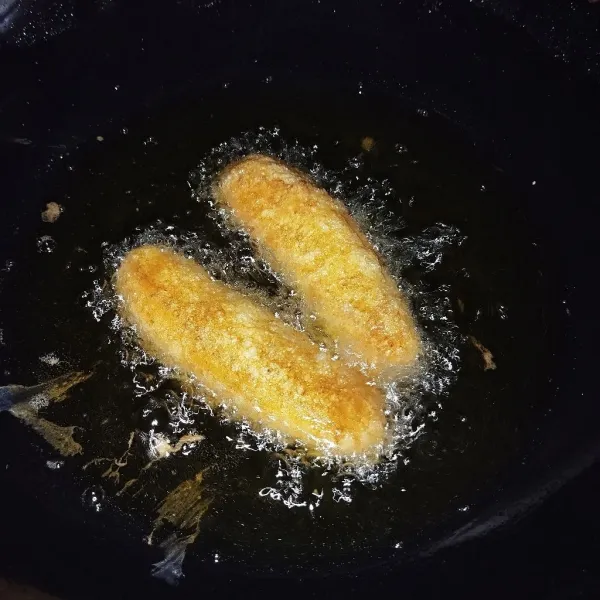 Goreng pisang dengan api kecil hingga matang dan kulit kecokelatan.