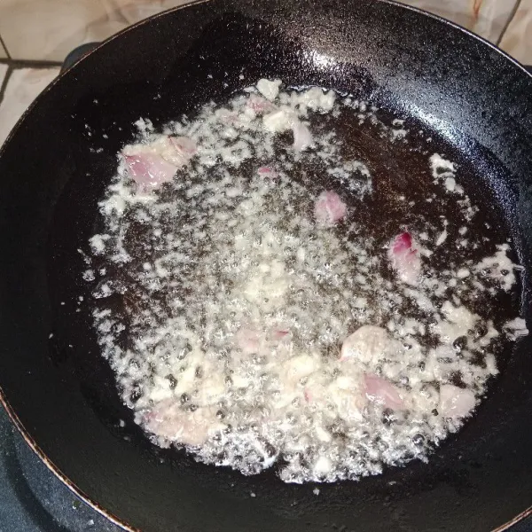 Haluskan bawang merah dan bawang putih lalu tumis sampai harum.