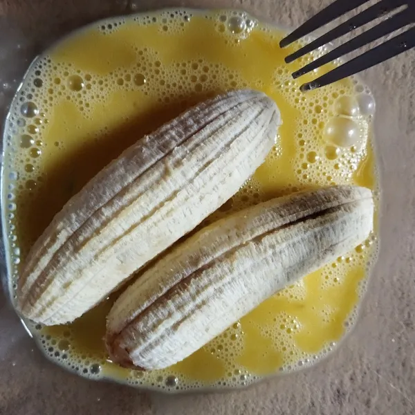 Celupkan pisang ke dalam kocokan telur.
