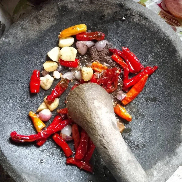 Pindahkan ke cobek tambahkan sedikit minyak dari sisa penggorengan, beri garam sedikit.