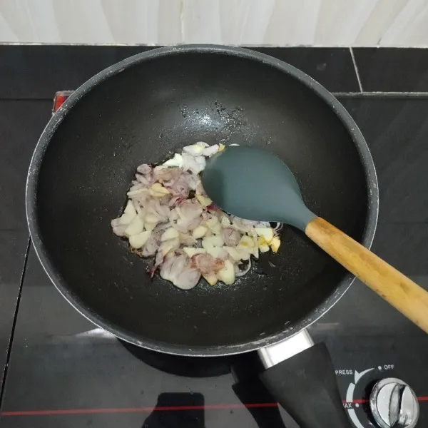 Panaskan minyak sayur, tumis bawang merah dan bawang putih hingga harum.