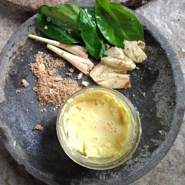 Blender bumbu, geprek jahe, dan batang serai.