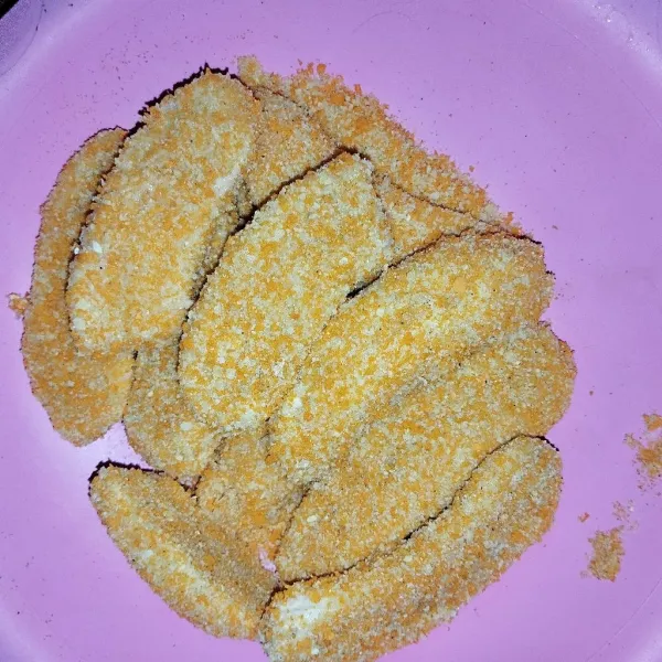 Gulingkan pisang ke dalam tepung panir.