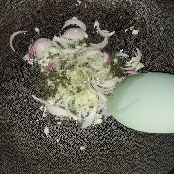 Tumis bawang merah dan bawang putih hingga harum.