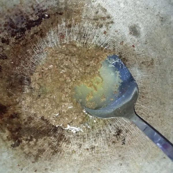 Tumis bumbu halus hingga harum dengan minyak.