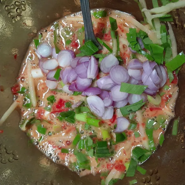 Tambahkan bawang merah, garam, kaldu bubuk.