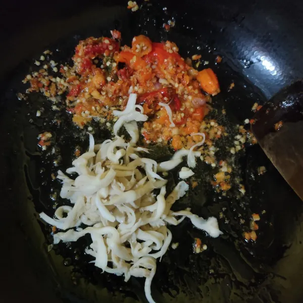 Masukkan jamur tiram, aduk rata. Masak hingga jamur matang.