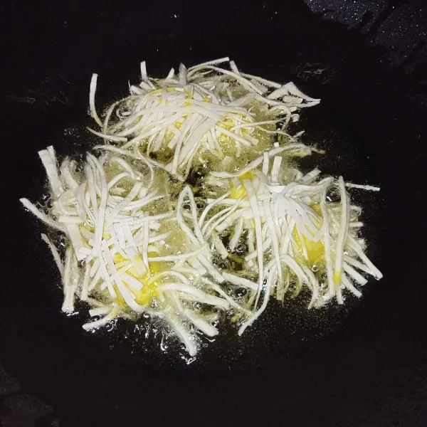 Goreng di dalam minyak panas hingga keemasan, cukup dengan api kecil lalu angkat dan tiriskan.
