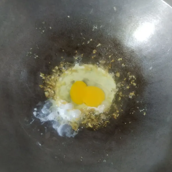 Masukkan telur, lalu buat orak-arik.
