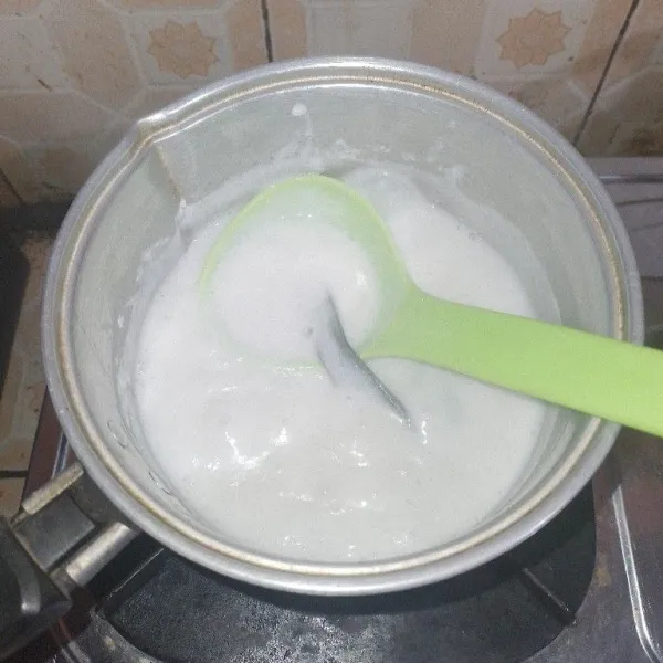 Setelah mendidih, masukkan larutan tepung beras. Aduk dan masak kembali hingga meletup-letup kemudian matikan api.