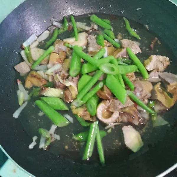 Tambahkan bunga bawang, masak sampai kuah agak menyusut.