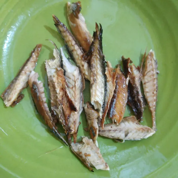 Cuci ikan pindang, goreng lalu buang duri.