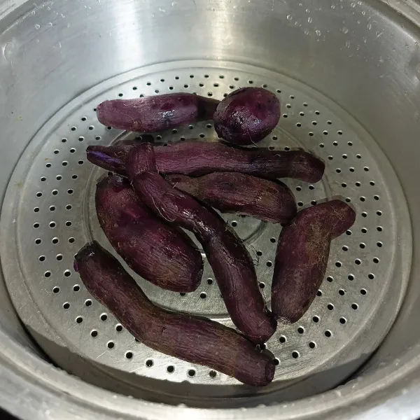 Kukus ubi ungu sampai matang dan empuk.