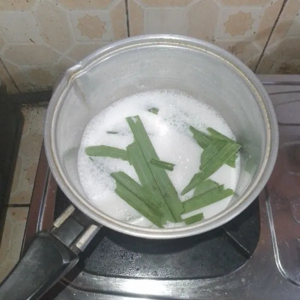 Campurkan santan, garam dan daun pandan lalu masak hingga mendidih.