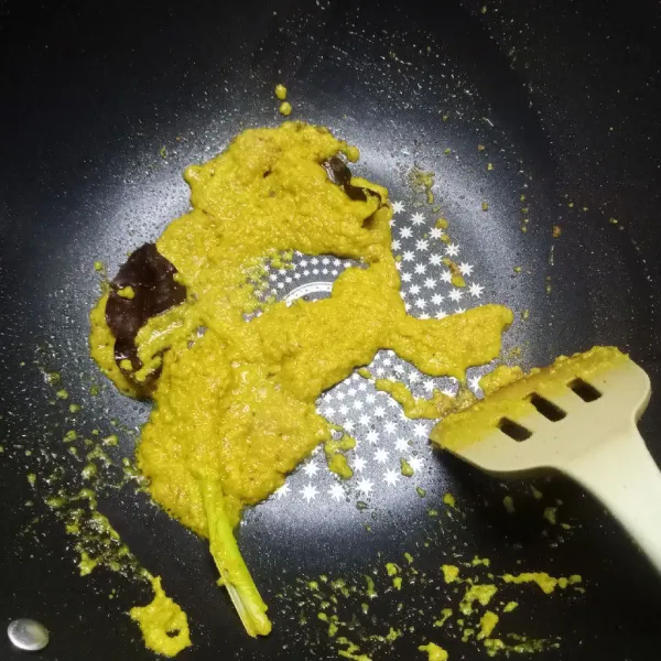 Tumis bumbu halus, daun salam dan serai sampai harum dan matang.