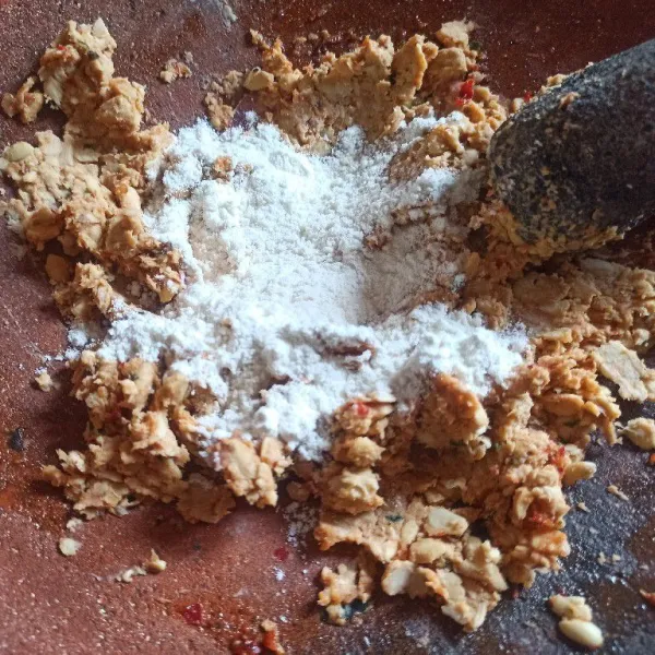Selanjutnya masukkan tepung terigu lalu aduk hingga tercampur rata.