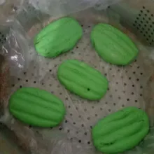 Setelah itu letakan di atas plastik atau daun pisang yang sudah diolesi minyak goreng. Panaskan panci pengukus, kemudian alasi tutupnya dengan serbet, masukkan kue pare lalu kukus hingga matang.