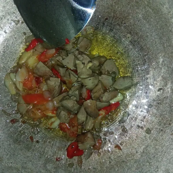 Masukkan hati ayam, aduk-aduk sebentar.