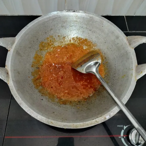 Setelah itu tumis sambal, gula jawa dan garam dengan minyak secukupnya hingga tanak.