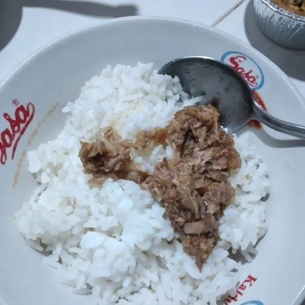 Campur dan aduk rata nasi dan ikan tuna, sisihkan.