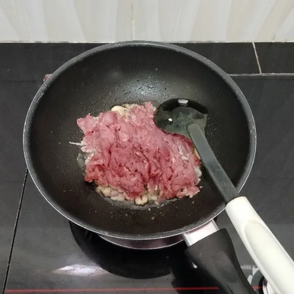 Lalu masukkan daging sapi, tumis hingga daging berubah warna.