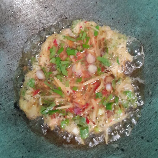 Masukkan telur ke dalam wajan.