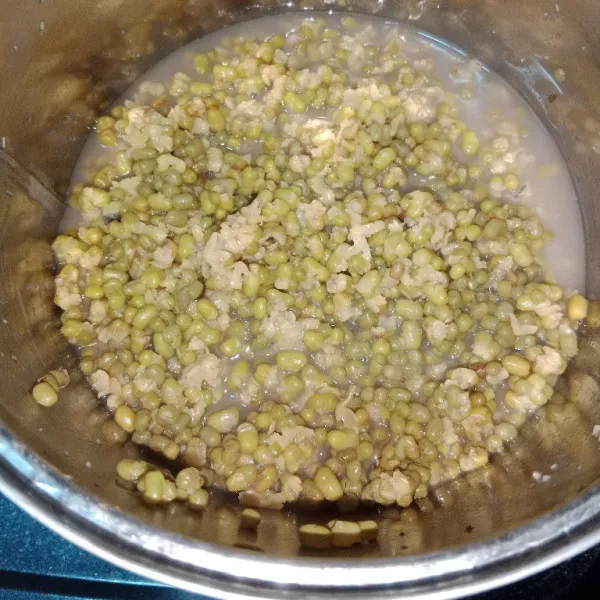 Rebus kacang hijau sampai pecah atau empuk.