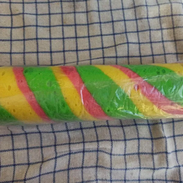 Selanjutnya gulung bolu secara perlahan hingga rapi. Selanjutnya masukkan ke dalam kulkas selama 10 menit. Buka plastik kemudian potong-potong dan sajikan.