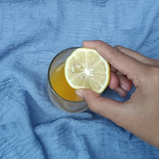 Beri perasan lemon.