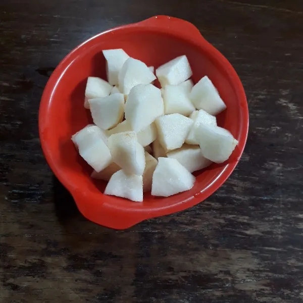 Rebus air dan daun mint hingga mendidih, sisihkan hingga dingin dan saring. Kupas buah pir dan potong-potong.