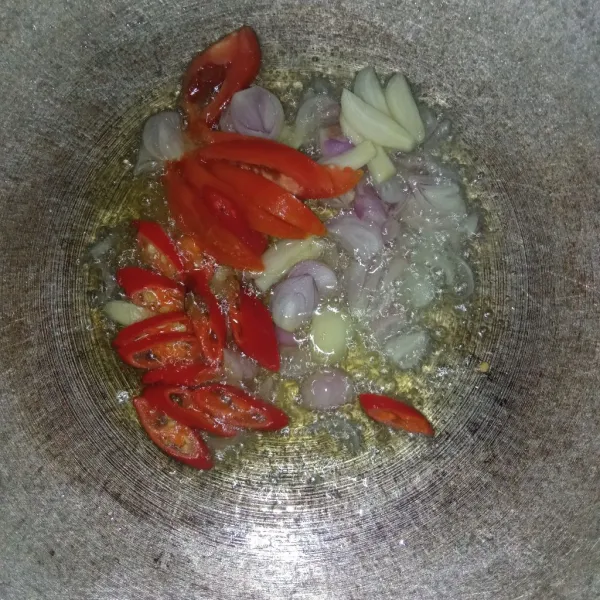 Panaskan minyak lalu tumis bumbu iris hingga layu.