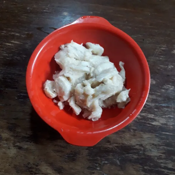 Kupas sirsak dan buang biji.