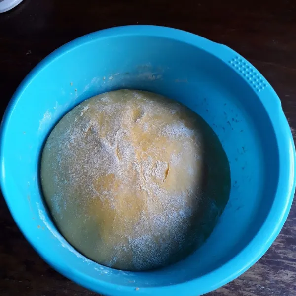 Tambahkan garam dan margarin, uleni dengan mixer spiral hingga kalis selama 15 menit. Bulatkan adonan dan taburi tipis tepung terigu. Tutup dan istirahatkan selama 1 jam.