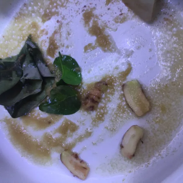 Masukkan lengkuas, daun salam dan daun jeruk.