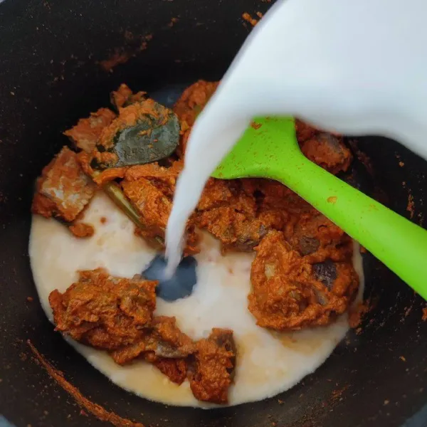 Tambahkan santan, masak dengan api kecil hingga mendidih.