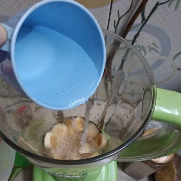 Tambahkan air.