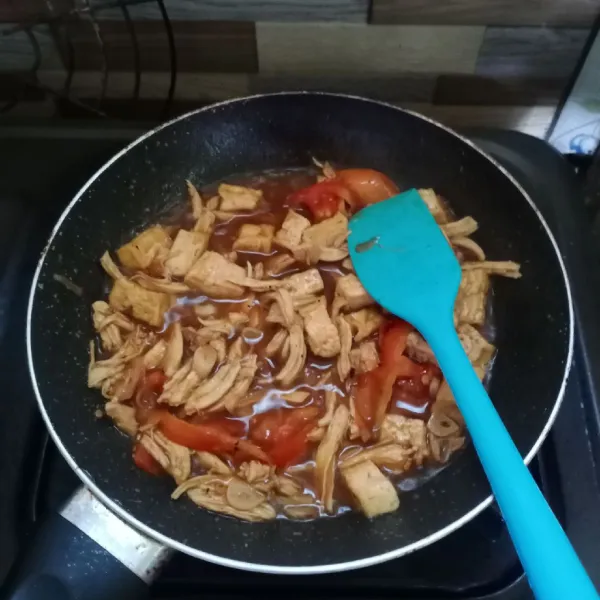 Masak sampai bumbu meresap dan kuah menyusut. Cek rasa. Angkat dan sajikan.
