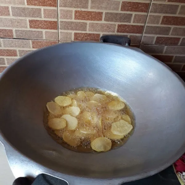 Goreng kentang hingga matang, tiriskan.