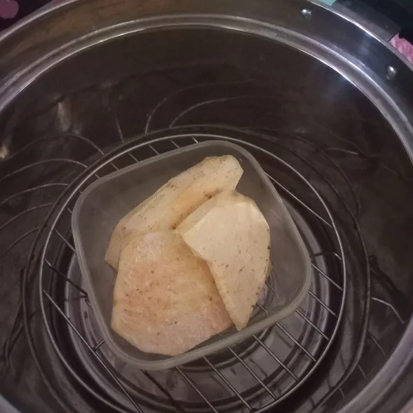 Bersihkan ubi, kemudian potong-potong, kukus sampai matang.