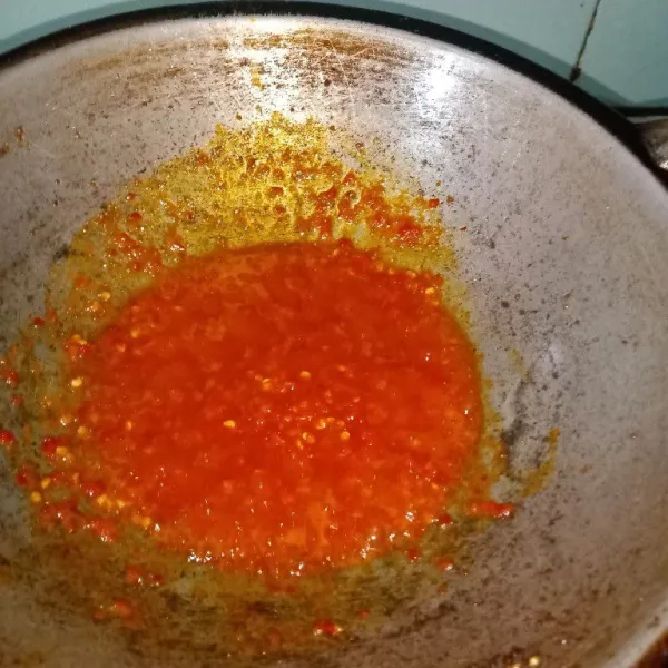 Tumis bumbu halus hingga harum dan matang, tambahkan garam, gula pasir dan penyedap rasa.
