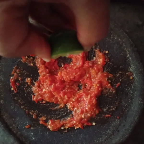 Beri perasaan jeruk limau, aduk rata dan koreksi rasa.