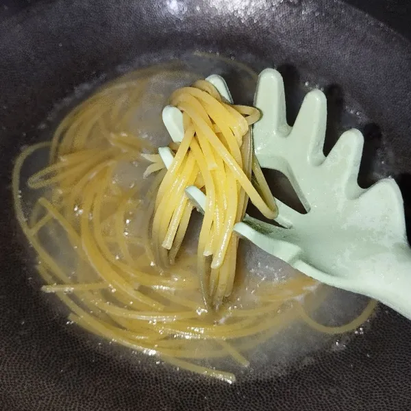 Setelah spaghetti sudah al dente, saring, dan sisihkan